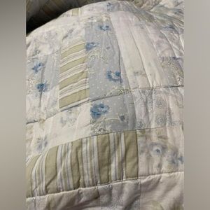 Blue, green and white queen bed quilt in perfect condition